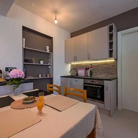 Modern And Stylish With Terrace *
